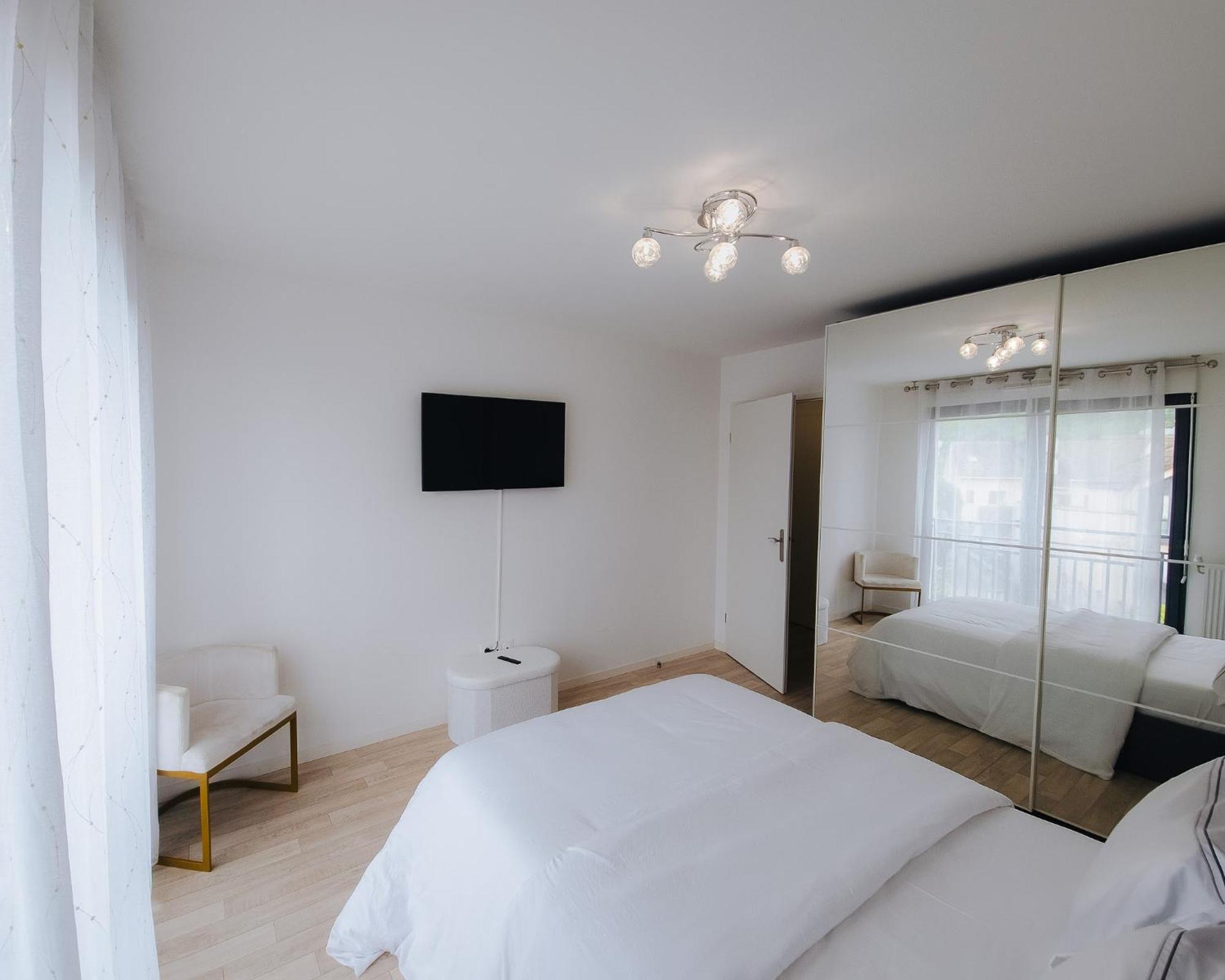 Appartement Luxueux, Neuf & Equipe A Versailles, Saint-Cyr-lʼÉcole Екстериор снимка